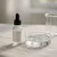 Concept editorial minimalist cu un recipient de 50 ml cu etichetă goală, reflexii de apă și forme din sticlă.